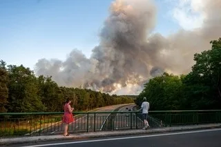 INCENDIE DE FONTAINEBLEAU : 900 PERSONNES ÉVACUÉES, « L’ORIGINE VOLONTAIRE » ÉVOQUÉE PAR LE MINISTRE DE L’INTÉRIEUR