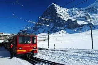 PLUS HAUT D’EUROPE, CE TRAIN OFFRE UN VOYAGE SPECTACULAIRE DANS LES ALPES SUISSES