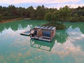 CE LODGE FLOTTANT ACCESSIBLE UNIQUEMENT EN BARQUE PROMET UNE VRAIE DÉCONNEXION AU CŒUR DE LA DORDOGNE