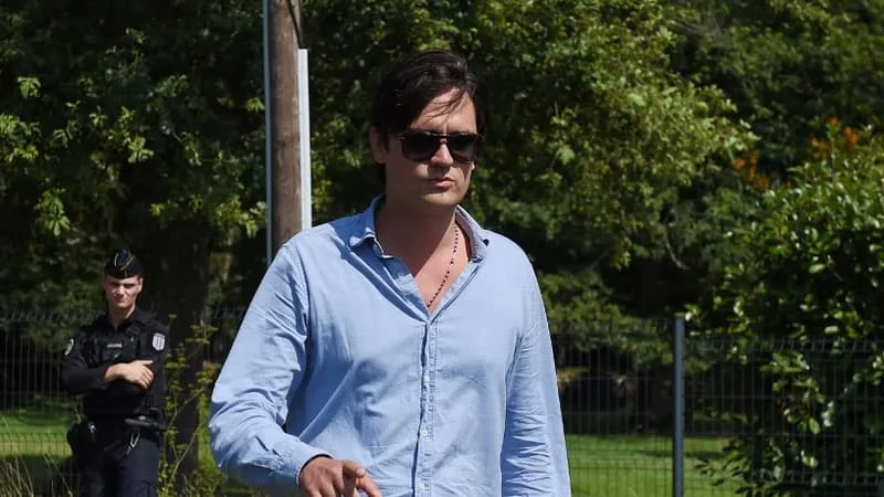 « ON A UN PEU MAL FAIT LES CHOSES »: ALAIN-FABIEN DELON DIT SES REGRETS DEUX ANS APRÈS LES OBSÈQUES DE SON PÈRE ALAIN DELON
