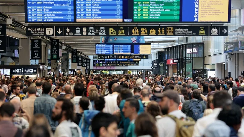 LE MINISTRE DES TRANSPORTS ANNONCE QUE LE TRAFIC EST INTERROMPU À LA GARE MONTPARNASSE POUR UNE DURÉE DE TROIS HEURES APRÈS UNE « PANNE D’INSTALLATION ÉLECTRIQUE »