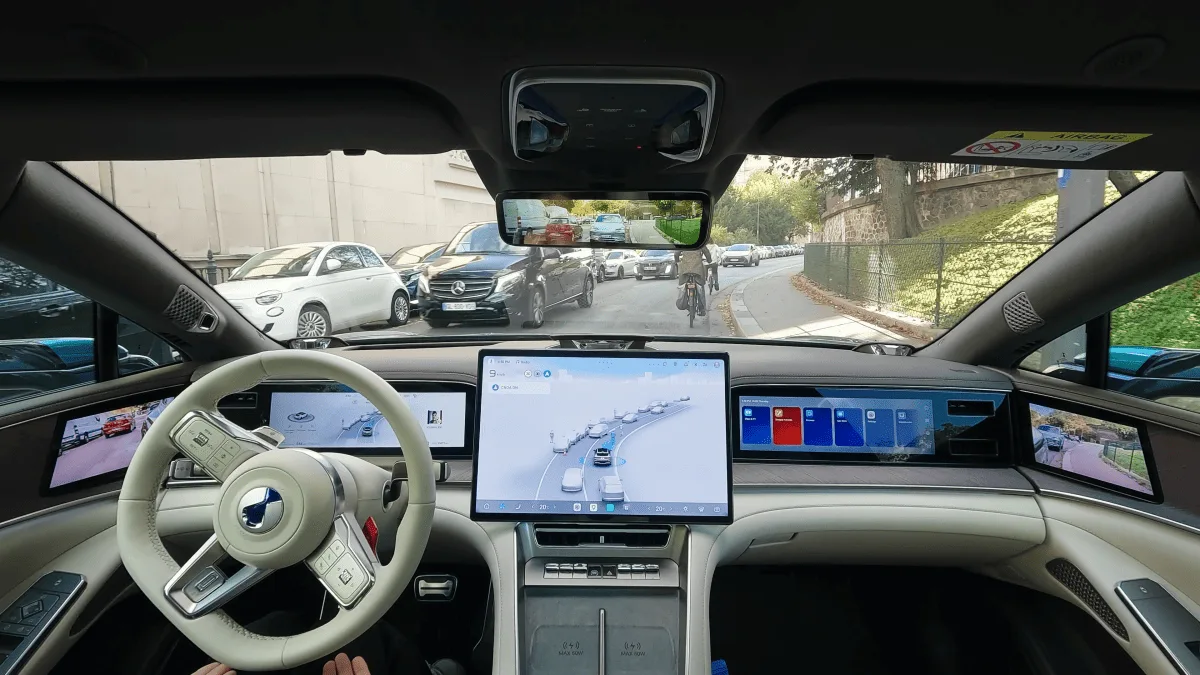 PRIORITÉS REFUSÉES ET PLACE DE L’ÉTOILE SANS LES MAINS : J’AI TESTÉ LA CONDUITE AUTONOME DE BYD APRÈS CELLE DE TESLA, ET IL Y A ENCORE DU TRAVAIL
