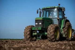 BLESSÉ À LA TÊTE EN CHANGEANT UN PNEU D’UNE REMORQUE, UN AGRICULTEUR DES CÔTES-D’ARMOR HÉLIPORTÉ DANS UN ÉTAT GRAVE