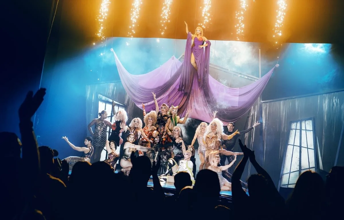 HORREUR, BONHEUR… LE « DRAG RACE FRANCE LIVE » MIS EN SCÈNE PAR THOMAS JOLLY SE LA JOUE COMÉDIE MUSICALE