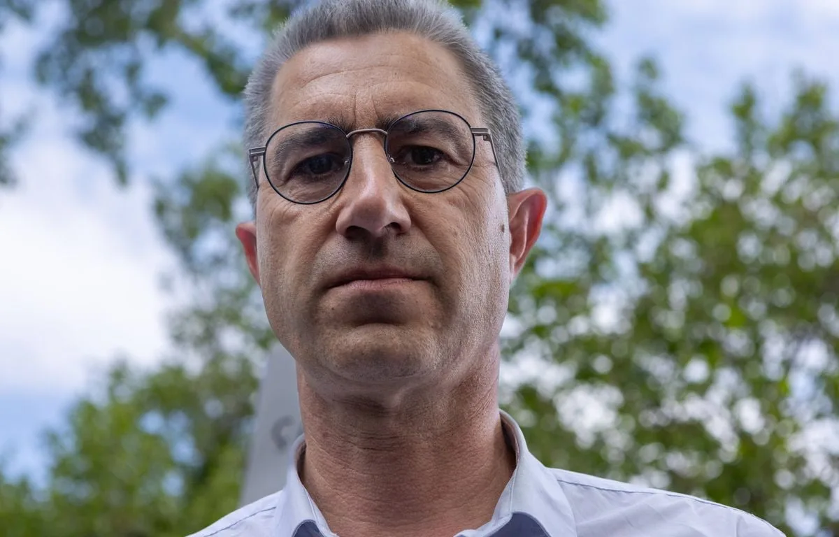 PRÉSIDENTIELLE 2027 : LA CURIEUSE CAMPAGNE EN STOP DE FRANÇOIS RUFFIN