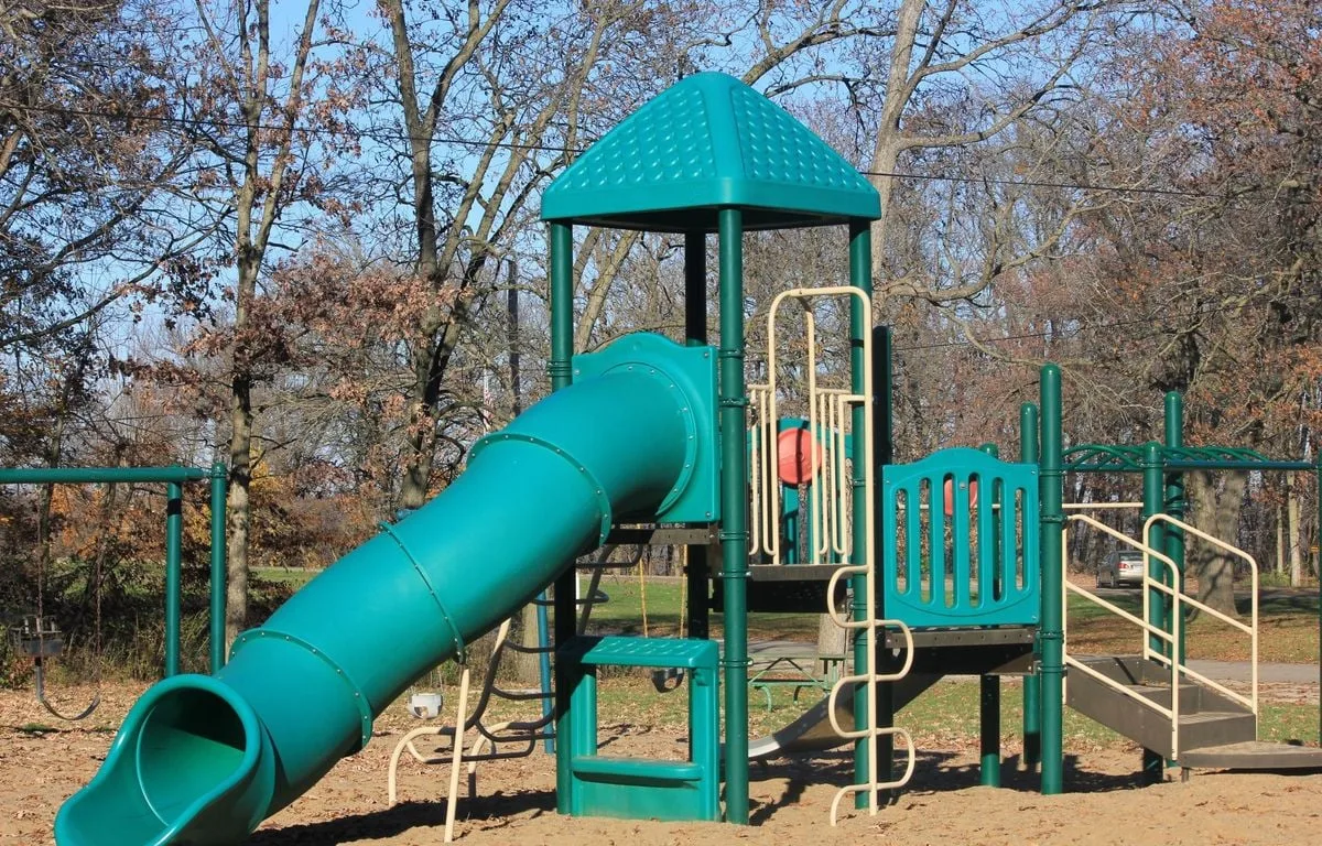 ÉTATS-UNIS : UN ADOLESCENT DE 13 ANS MEURT COINCÉ DANS UN TOBOGGAN, SON TEE-SHIRT SE SERAIT ACCROCHÉ À UNE VIS
