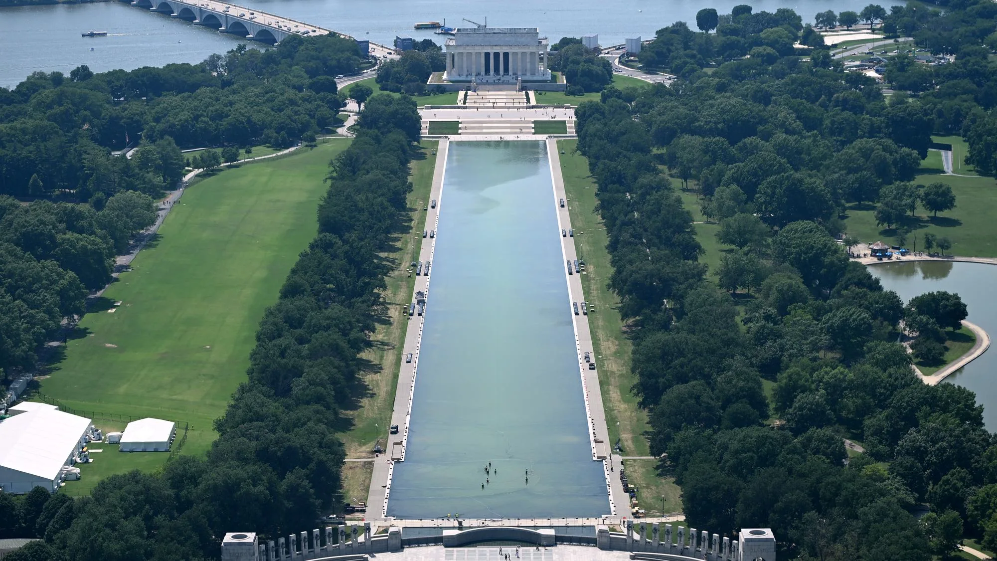 C’EST LA FAUTE DE DONALD TRUMP SI CE BASSIN DE WASHINGTON A VIRÉ AU VERT FLUO (ET ÇA L’AGACE FORTEMENT)
