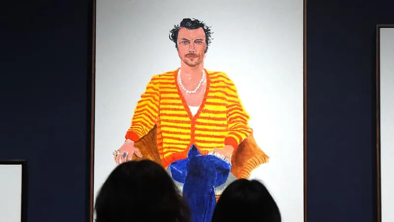 « JE NE SAVAIS PAS QU’IL ÉTAIT AUSSI CÉLÈBRE »: QUAND DAVID HOCKNEY TIRAIT LE PORTRAIT DE HARRY STYLES EN NORMANDIE