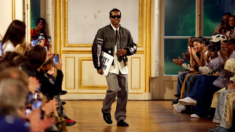 EN CONCERT À PARIS, LE RAPPEUR ASAP ROCKY FAIT MONTER SON FILS DE 3 ANS SUR SCÈNE