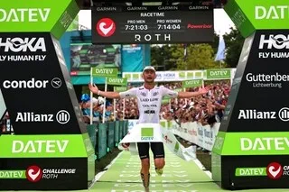 « JE SUIS AUX ANGES » : LE FRANÇAIS SAM LAIDLOW BAT LE RECORD DU MONDE DE TRIATHLON LONGUE DISTANCE