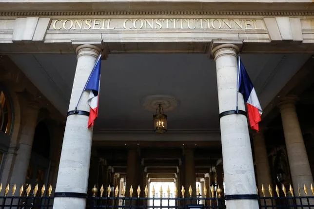 L’INTERDICTION DES RÉSEAUX SOCIAUX AUX MOINS DE 15 ANS CENSURÉE, “UN COUP DUR POUR EMMANUEL MACRON”