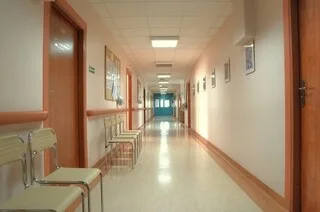 UNE JEUNE FEMME RETROUVÉE MORTE DANS LA CHAUFFERIE D’UN L’HÔPITAL DU VAL-DE-MARNE, OÙ IL FAISAIT PLUS DE 60 °C