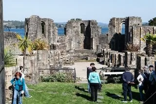 SAVIEZ-VOUS QUE CE SANCTUAIRE PAISIBLE DU FINISTÈRE ÉTAIT UN CHÂTEAU FORT AU XIIIE SIÈCLE ?