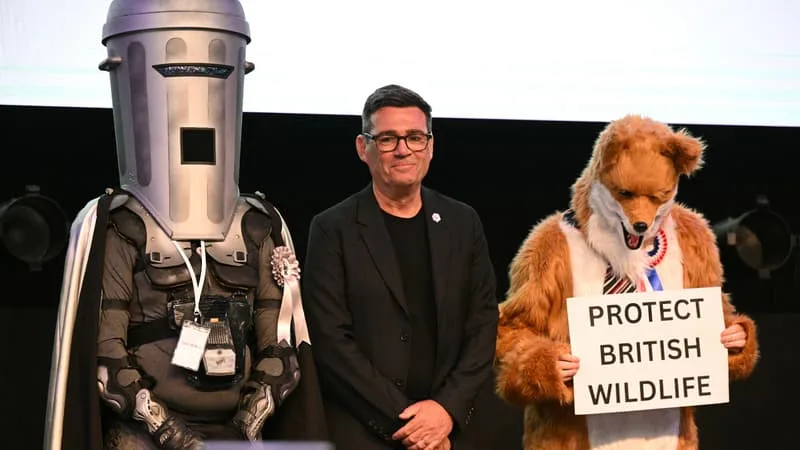 UN « SEX SYMBOL » SELON LA PRESSE, IL A GAGNÉ SON BRAS DE FER CONTRE BORIS JOHNSON DURANT LE COVID, IL PRÉFÈRE MANCHESTER À LONDRES… QUI EST ANDY BURNHAM, LE PROBABLE FUTUR PREMIER MINISTRE BRITANNIQUE?