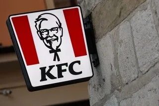 KFC PROPOSE DU POULET FRIT GRATUIT À VIE CONTRE UN TATOUAGE DE SON LOGO : PLUS DE 200 VOLONTAIRES ACCEPTENT EN ITALIE