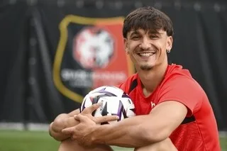 EXCLUSIF. « EN PLEIN KIF, J’AI RAREMENT ÉTÉ AUTANT EXCITÉ » : ESTÉBAN LEPAUL SE LIVRE SUR SON QUOTIDIEN AU STADE RENNAIS
