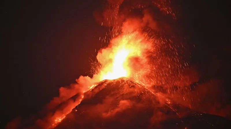 LE GUATEMALA DÉCLENCHE L’ALERTE MAXIMALE APRÈS L’ÉRUPTION DU VOLCAN DE FUEGO