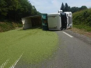 UN CAMION DE 30 TONNES TRANSPORTANT DES PETITS POIS SE COUCHE SUR LA ROUTE, EN BRETAGNE