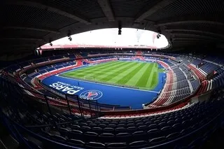 INVERSION DE PSG – STADE RENNAIS : PARIS EST-IL FAUTIF POUR L’ÉTAT DE SA PELOUSE ?