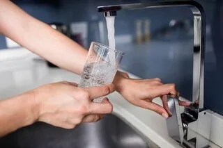 TÉMOIGNAGES. « JE N’AI PAS BESOIN DES CHUTES DU NIAGARA POUR ME DOUCHER » : COMMENT ILS ESSAYENT D’ÉCONOMISER L’EAU