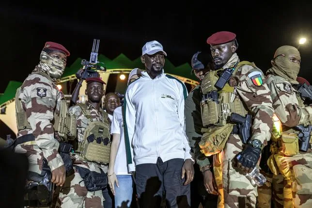 GUINÉE : CINQ ANS APRÈS SON PUTSCH, LE BILAN CONTRASTÉ DE MAMADI DOUMBOUYA