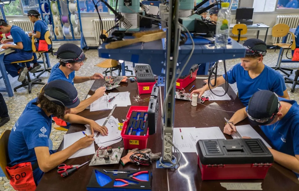 « INVESTISSEZ DANS NOTRE JEUNESSE ! »… LE GOUVERNEMENT EXHORTE LES ENTREPRISES À PRENDRE DES APPRENTIS
