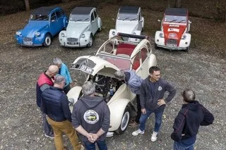 TÉMOIGNAGES. « À HUIT DANS LA DEUCHE GRISE » : LE RETOUR DE LA 2 CV RÉVEILLE LES SOUVENIRS