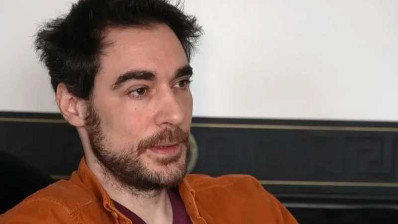 « TON COMBAT NE S’ARRÊTERA PAS »: LES PROCHES DU COMÉDIEN ARNAUD DENIS RÉUNIS POUR SES OBSÈQUES À PARIS