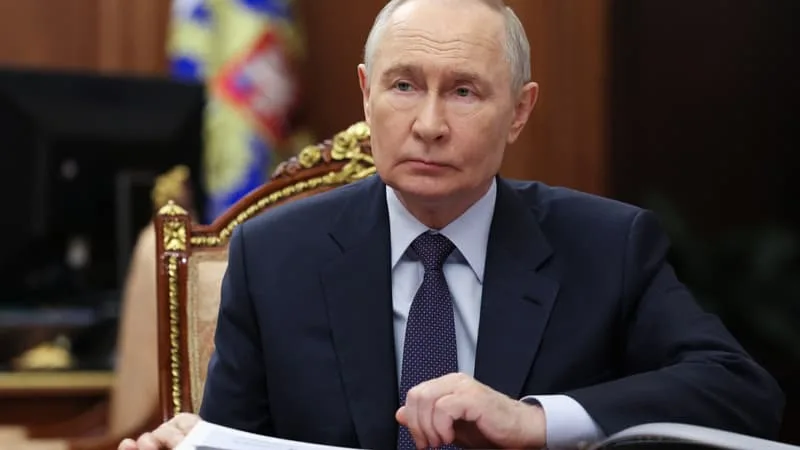VLADIMIR POUTINE DÉNONCE DES MESURES DE « PIRATERIE ET BANDITISME »: LE PRÉSIDENT RUSSE MENACE DE SAISIR DES BATEAUX OCCIDENTAUX EN RÉPONSE AUX INTERCEPTIONS DES NAVIRES DE SA « FLOTTE FANTÔME »