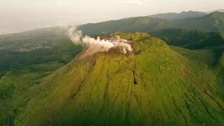 « LES ENFANTS DE LA SOUFRIÈRE, 50 ANS APRÈS » : FRANCE 3 SE REPLONGE À L’HEURE DE L’ÉRUPTION DU VOLCAN EN GUADELOUPE