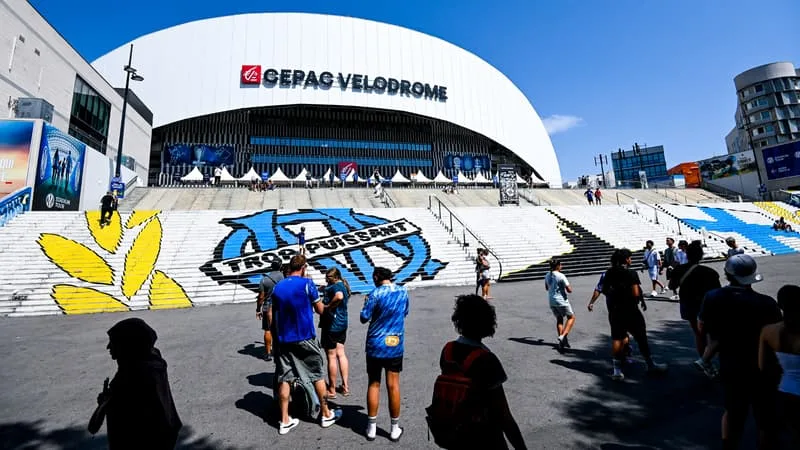 « COMME CÉDER LA BONNE MÈRE »: UN ADJOINT À LA MAIRIE DE MARSEILLE BALAIE L’IDÉE D’UNE VENTE DU VÉLODROME À L’OM ET TACLE LE NOUVEAU LOGO