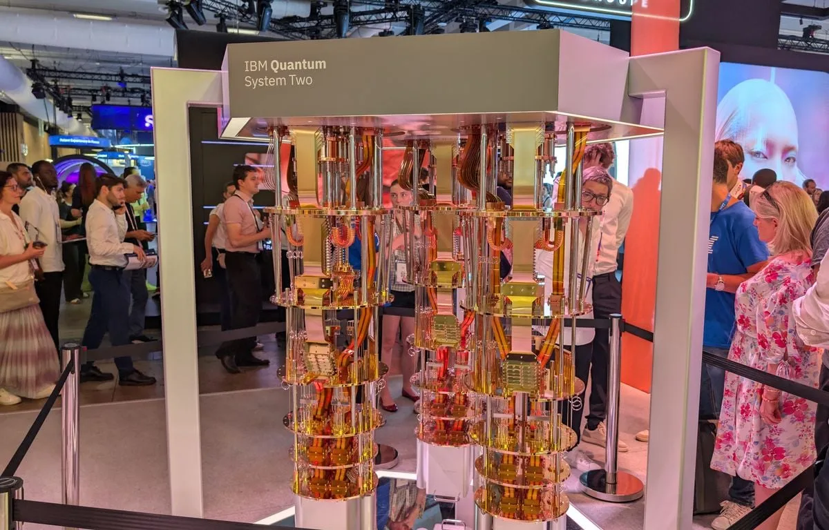 VIVATECH 2026 : C’EST QUOI CE « CHANDELIER QUANTIQUE » D’IBM QUI ANNONCE LE FUTUR DE L’INFORMATIQUE ET DES ORDINATEURS ?