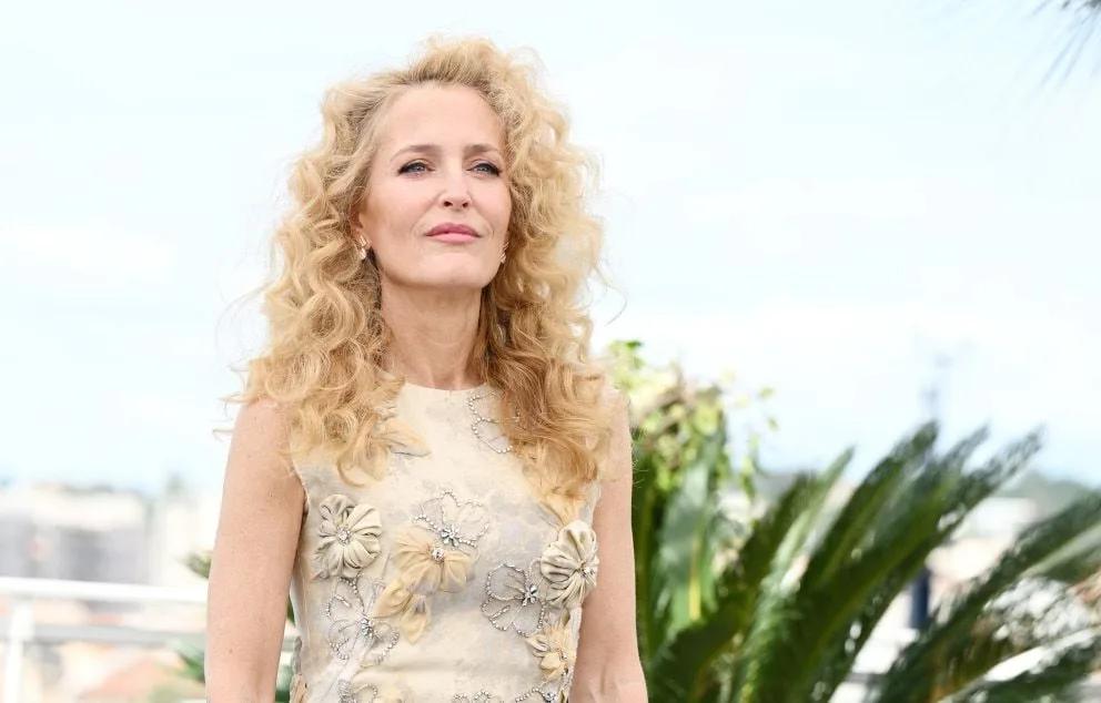 GILLIAN ANDERSON ÉVOQUE UNE RELATION « INTERDITE » AVEC UNE FEMME QUAND ELLE ÉTAIT ADOLESCENTE