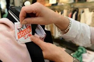 QUAND DÉBUTENT LES SOLDES D’ÉTÉ ? LES DATES À CONNAÎTRE POUR PROFITER DE BONS PRIX