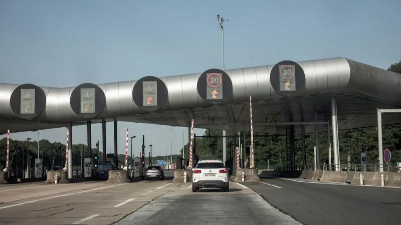 ILS SONT DÉSORMAIS 18 MILLIONS D’AUTOMOBILISTES À L’AVOIR: POURQUOI LE NOMBRE D’ABONNEMENTS AU TÉLÉPÉAGE A BONDI DE 73% EN CINQ ANS