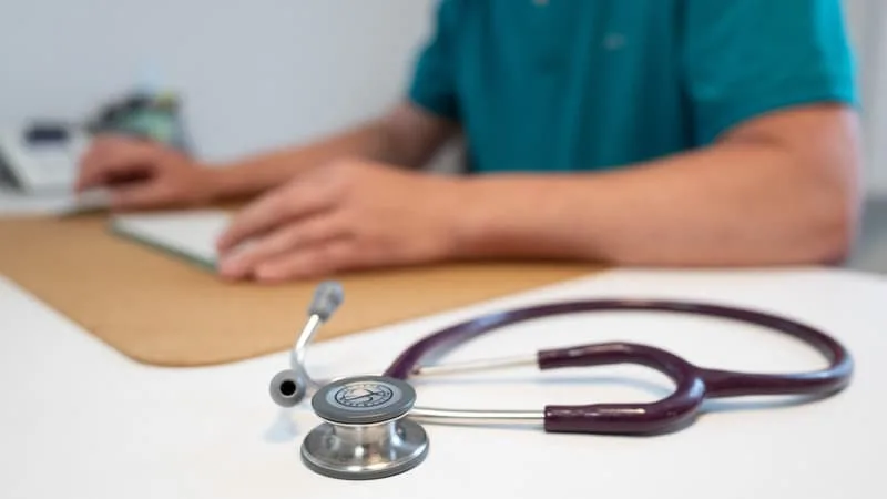 INFOGRAPHIES. À MOYEN OU LONG TERME, IL PRÉCONISE DE LES SUPPRIMER TOTALEMENT: UN RAPPORT S’ATTAQUE AUX DÉPASSEMENTS D’HONORAIRES PRATIQUÉS PAR 75% DES JEUNES MÉDECINS SPÉCIALISTES