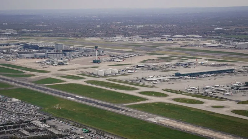 AU ROYAUME-UNI, UN PROBLÈME TECHNIQUE COMPLEXE PARALYSE LES AÉROPORTS: PRÈS DE 1.500 VOLS ONT ÉTÉ ANNULÉS DEPUIS MARDI