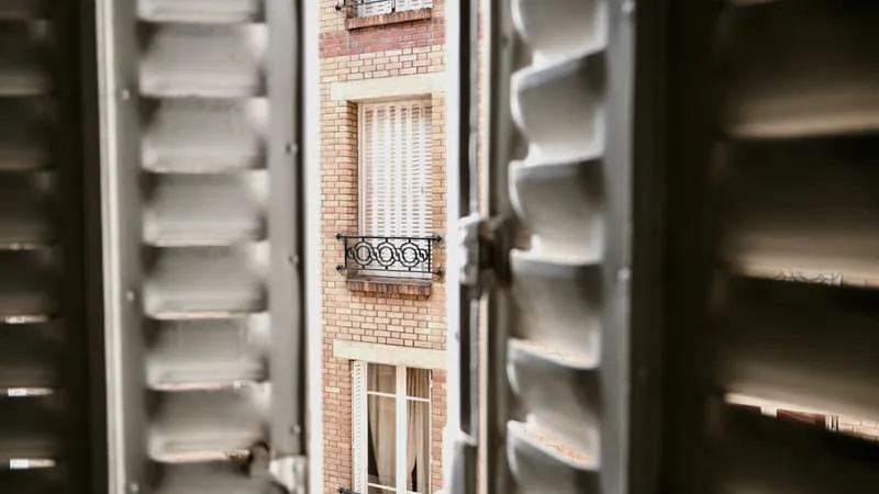 ILS PERMETTENT DE RÉDUIRE DE 4 À 5°C LA TEMPÉRATURE INTÉRIEURE PENDANT L’ÉTÉ MAIS SONT FACULTATIFS: EN FRANCE, 43% DES LOGEMENTS N’ONT PAS DE VOLETS OU DE STORES SUR LES FENÊTRES EXPOSÉES AU SOLEIL
