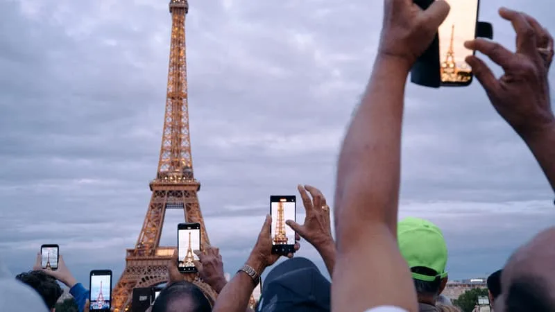 « ILS VIENNENT VOIR NOTRE-DAME, VOIR LA TOUR EIFFEL, VOIR DISNEYLAND »: LE MINISTRE DU COMMERCE SE RÉJOUIT D’UNE « BONNE SAISON » TOURISTIQUE AVEC BEAUCOUP DE VISITEURS ÉTRANGERS « QUI VIENNENT AVEC UN BON POUVOIR D’ACHAT »