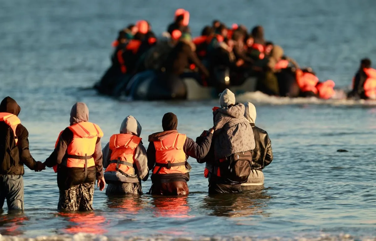 MIGRANTS : LA FRANCE VEUT QUE LES TRAVERSÉES DE LA MANCHE SOIENT « UN ENJEU EUROPÉEN »