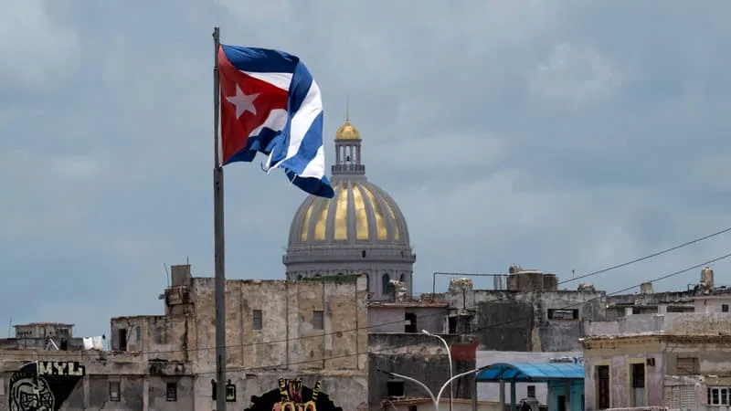 CUBA PEINE À RÉTABLIR SON RÉSEAU ÉLECTRIQUE, FAUTE DE CARBURANT EN RAISON DU BLOCUS AMÉRICAIN: APRÈS UNE NOUVELLE COUPURE D’AMPLEUR VENDREDI, À PEINE 12% DES FOYERS DE LA HAVANE ONT RETROUVÉ DU COURANT SAMEDI SOIR