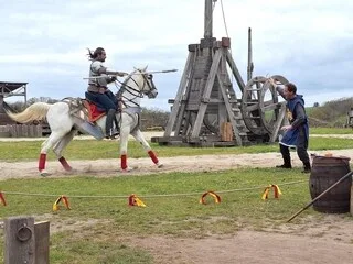 CATAPULTE GÉANTE, CHEVALIERS… CE CHÂTEAU DE VENDÉE, VIEUX DE 1 000 ANS, EN MET PLEIN LA VUE