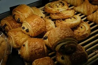 CROISSANT, PAIN AU CHOCOLAT, BRIOCHE… QUELLE EST LA VIENNOISERIE LA MOINS CALORIQUE ?
