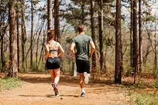 ON PEUT FAIRE DU SPORT QUAND IL FAIT CHAUD, MAIS PAS N’IMPORTE COMMENT, VOICI LES RÈGLES À RESPECTER