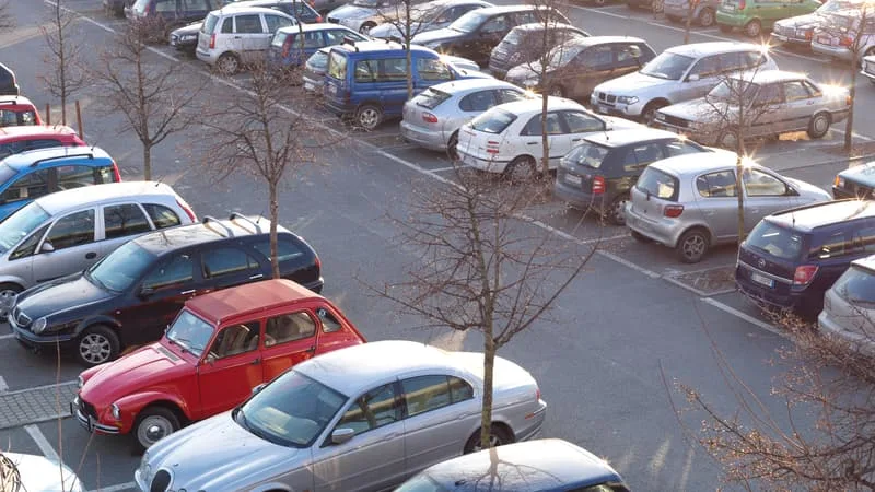 SUR LE MARCHÉ DE L’OCCASION, LES FRANÇAIS ACHÈTENT PRINCIPALEMENT DES VOITURES DE PLUS DE 16 ANS, MAIS AUSSI DE PLUS EN PLUS DE VÉHICULES ÉLECTRIQUES OU CHINOIS