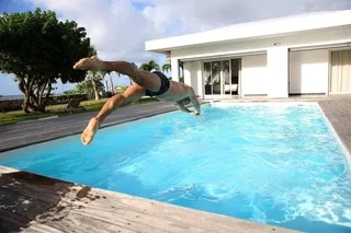 « LA SEMAINE DERNIÈRE, J’AI REÇU QUATRE APPELS » : FACE AUX FORTES CHALEURS, LE SUCCÈS CONTROVERSÉ DES PISCINES PRIVÉES