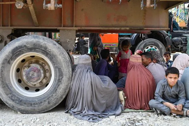 “QUINZE JOURS EN ENFER” : UNE JOURNALISTE AFGHANE RÉFUGIÉE AU PAKISTAN RACONTE L’ARBITRAIRE
