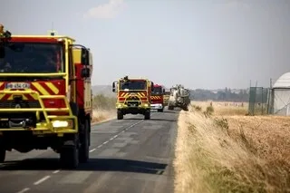 UN HANGAR AGRICOLE S’EMBRASE EN DEUX-SÈVRES : LES AGRICULTEURS VIENNENT EN AIDE AUX POMPIERS