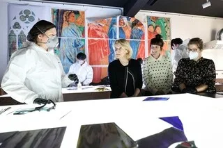 « JE SUIS ÉMERVEILLÉE » : DANS CET ATELIER SONT CRÉÉS LES FUTURS VITRAUX DE NOTRE-DAME DE PARIS