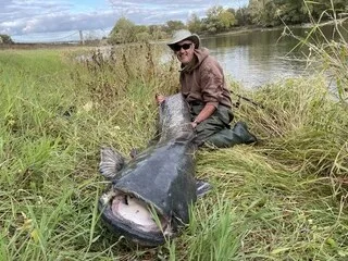 APRÈS 40 MINUTES D’EFFORT, IL SORT UN SILURE DE 2,45 MÈTRES DE L’EAU